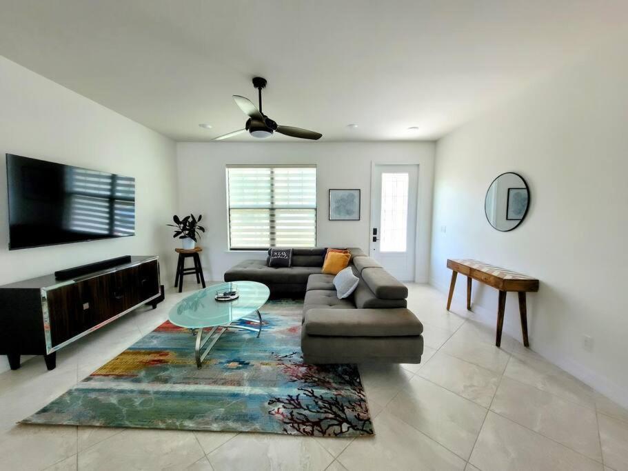 Blue Door Retreat - Luxury Pool Home - Sleeps 8 Cabo Coral Exterior foto
